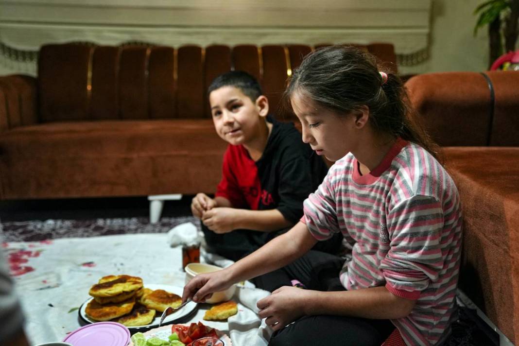 Çocuklarına hem baba, hem anne oldu: Duygulandıran videonun ardından dram çıktı! Evde yemek yapan baba beğeni topladı 5